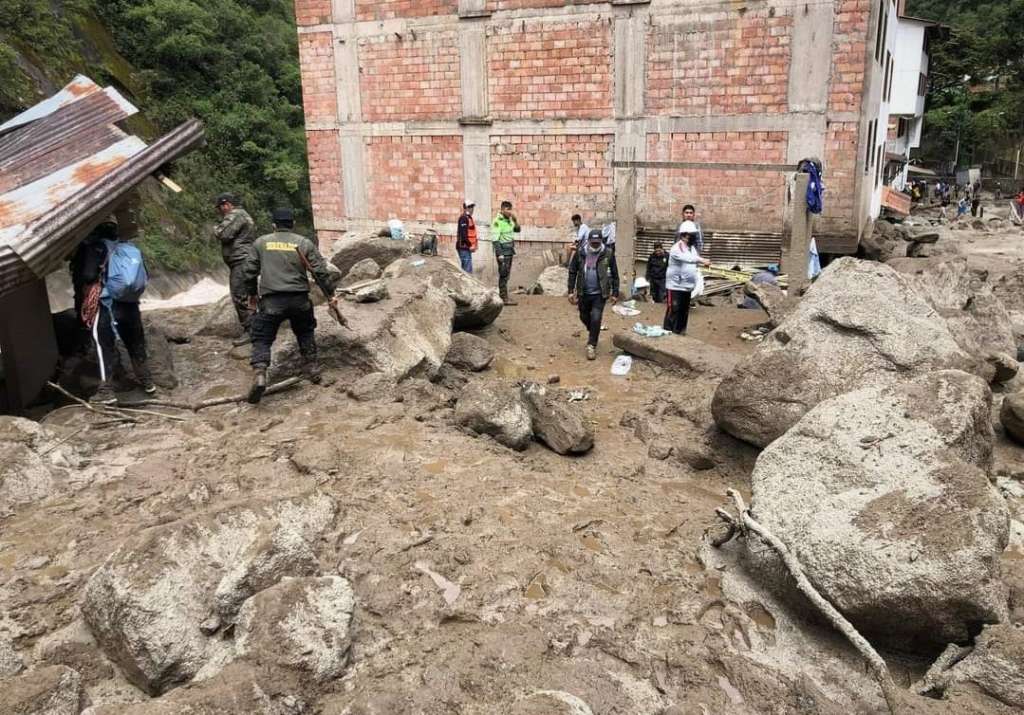 Las intensas lluvias registradas en la región andina de Cusco (Perú) provocaron este viernes el desborde del río Alcamayo.