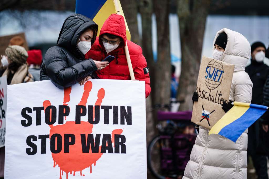 Berlin (Germany), 25/02/2022.- Ukrainian supporters demonstrate with a placard reading 'Äôstop Putin, stop war'Äô in front of the Chancellery in Berlin, Germany, 25 February 2022. Russia launched a military operation against Ukraine on the early hours of 24 February. (Alemania, Rusia, Ucrania) EFE/EPA/CLEMENS BILAN