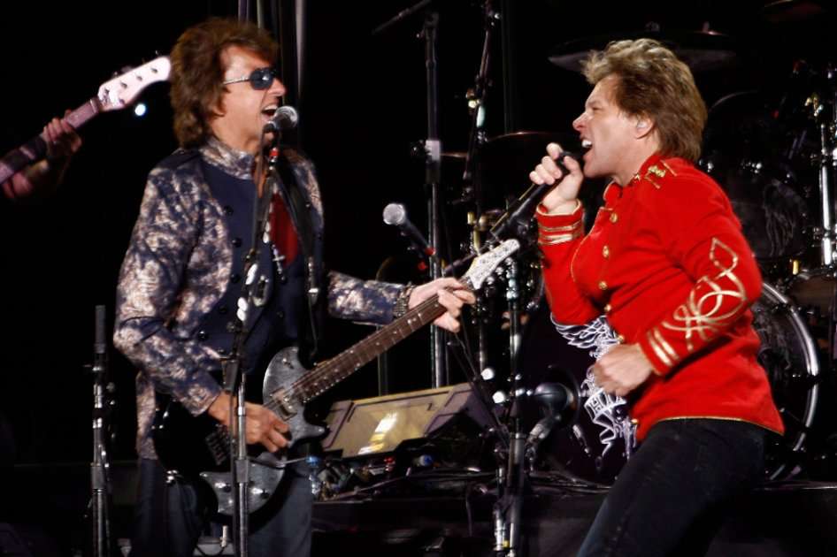 Los integrantes de la banda estadounidense Bon Jovi Richie Sambora (izq) y Jon Bon Jovi.