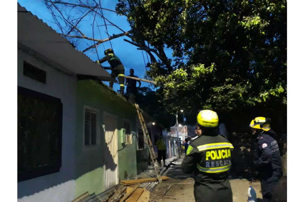 Los bomberos atendiendo una de las 30 emergencias del pasado domingo, 11 de agosto. / Policía Nacional