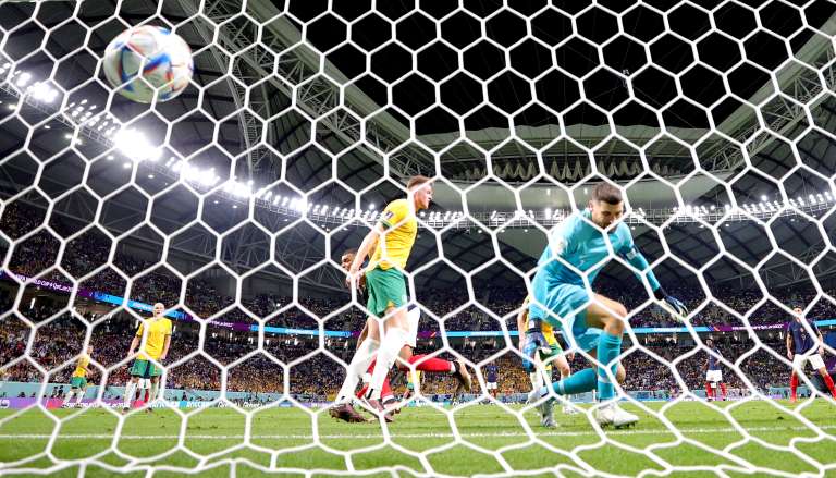 Al Wakrah (Qatar), 22/11/2022.- Kylian Mbappe of France scores against Australia goalkeeper Mathew Ryan during the FIFA World Cup 2022 group D soccer match between France and Australia at Al Janoub Stadium in Al Wakrah, Qatar, 22 November 2022. (Mundial de Fútbol, Francia, Catar) EFE/EPA/Friedemann Vogel