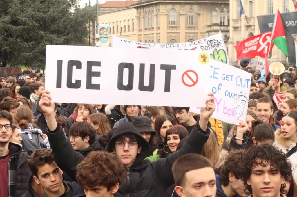 MILAN (Italy), 06/02/2026.- People take part in a demonstration against the presence of US ICE agents at the Milan-Cortina Olympics, in Milan, Italy, 06 February 2026. (Protestas, Italia) EFE/EPA/PAOLO SALMOIRAGO
