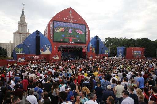 Fans gather at the fan zone in Moscow to watch a live broadcast of the Russia 2018 World Cup third place play-off football match between Belgium and England taking place in Saint Petersburg on July 14, 2018. / AFP PHOTO / Maxim ZMEYEV