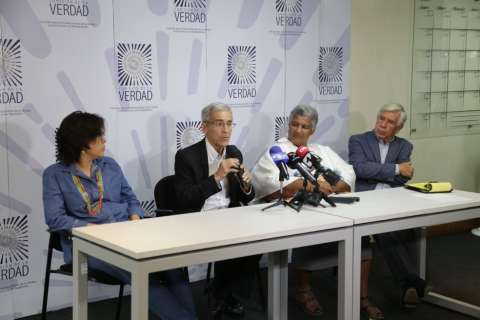 Comisión de la Verdad pide al exministro Pinzón retractarse por acusaciones que ponen en peligro sus vidas