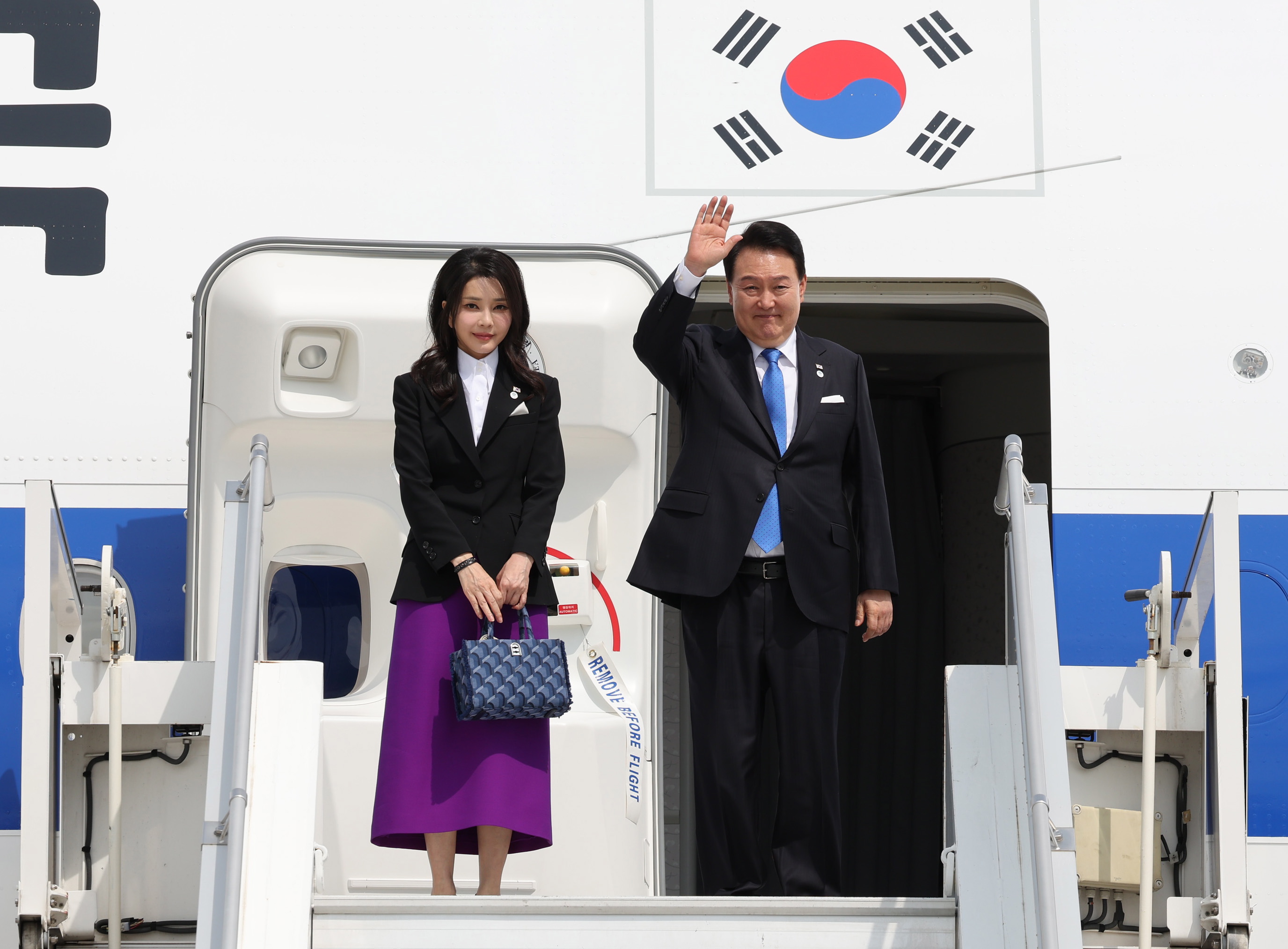Issy-les-moulineaux (France), 21/06/2023.- South Korean President Yoon Suk Yeol (R) and his wife, Kim Keon Hee, bid farewell while boarding the presidential plane at Paris Orly Airport, near Paris, France, 21 June 2023, ending their two-day visit to promote South Korea's bid for the 2030 World Expo and to depart for Vietnam for a three-day state visit. (Francia, Corea del Sur) EFE/EPA/YONHAP / POOL SOUTH KOREA OUT