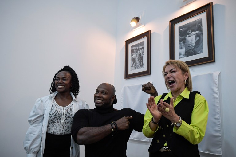 La pesista Ubaldina Valoyes (bronce en Londres 2012), el paratleta Mauricio Valencia (medallista en Río 2016, Tokio 2020 y París 2024) junto a la ministra del deporte, Patricia Duque.