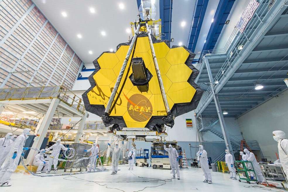 James Webb con el espejo desplegado en el centro Goddard de la NASA.