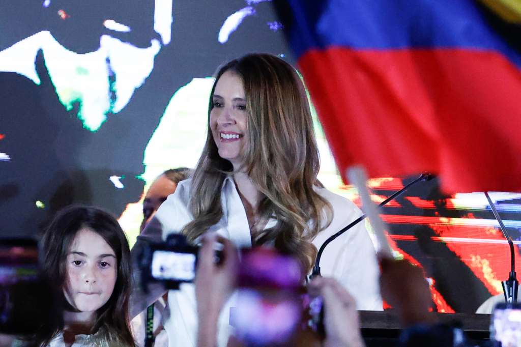 AME2216. BOGOTÁ (COLOMBIA), 08/03/2026.- La senadora y candidata del partido uribista Centro Democrático a la presidencia de Colombia, Paloma Valencia, celebra luego de ganar 'La gran consulta por Colombia' este domingo, en Bogotá (Colombia). EFE/ Mauricio Dueñas Castañeda