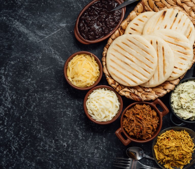 Arepitas de queso con aguacate y plátano maduro