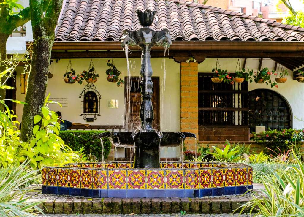 La Casa Museo Fernando González es el principal centro cultural del sur del Valle de Aburrá, donde se reúnen autores y pensadores alrededor del arte y las letras.
