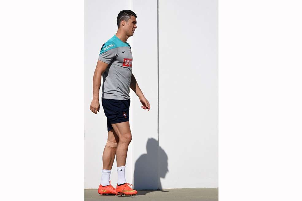 Portugal pone todas sus esperanzas de clasificación en su máxima estrella, Cirstiano Ronaldo, que sigue sin brillar en Brasil 2014. / AFP