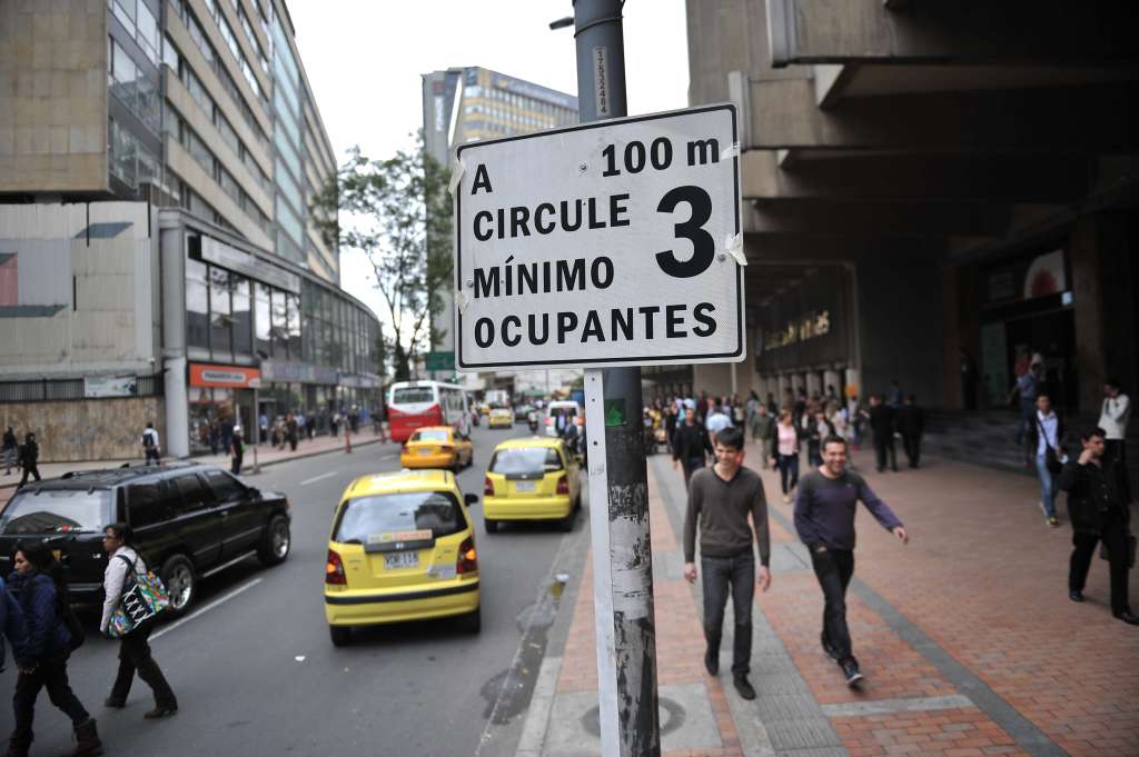 Avisos que hacen referencia a el cambio de restricción vehicular en el centro de la capital