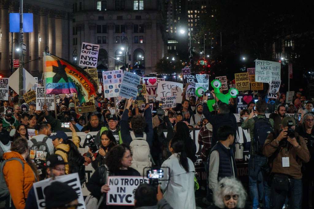 NEW YORK (United States), 23/10/2025.- People protest the presence of United States Immigration and Customs Enforcement (ICE) and other federal officers conducting detainments at Foley Square in New York, New York, USA, 22 October 2025. Officers were seen conducting raids on Canal Street in New York. (Protestas, Estados Unidos, Nueva York) EFE/EPA/OLGA FEDEROVA