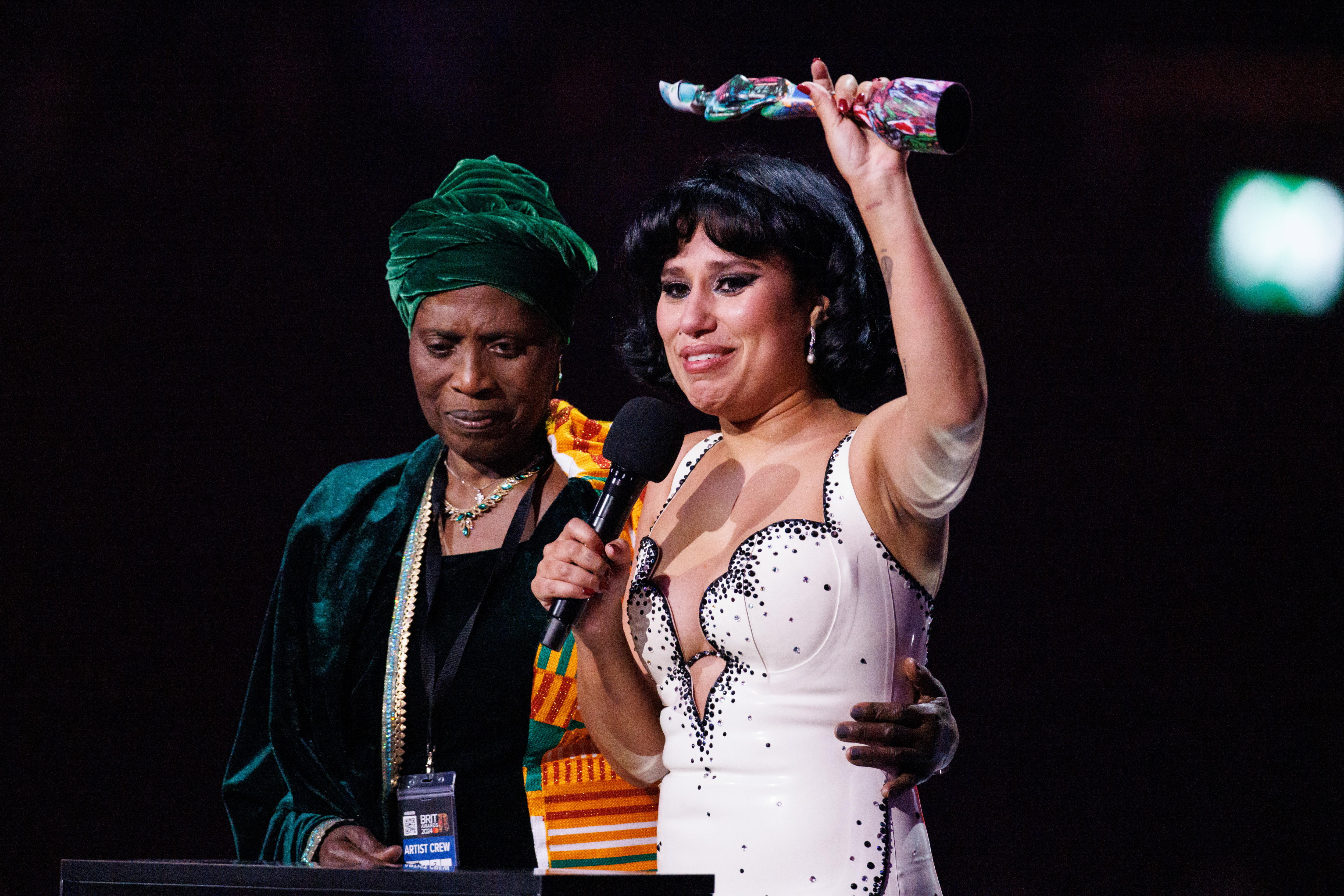 London (United Kingdom), 02/03/2024.- Raye (R) onstage with her grandmother Agatha after winning the Album of the Year award during the 2024 BRIT Awards ceremony at The O2 arena in London, Britain, 02 March 2024. The annual pop music awards are presented by the British Phonographic Industry (BPI). (Reino Unido, Londres) EFE/EPA/TOLGA AKMEN