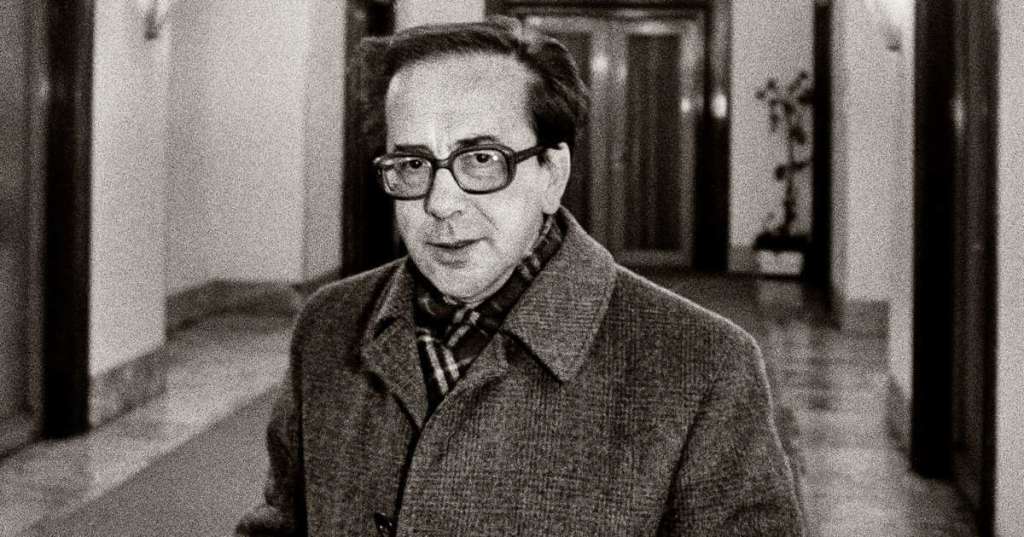 Ismail Kadaré, quien ante quienes le cuestionan su actitud pasiva frente al comunismo, dice: "Mi obra obedece únicamente a las leyes de la literatura" / Cortesía
