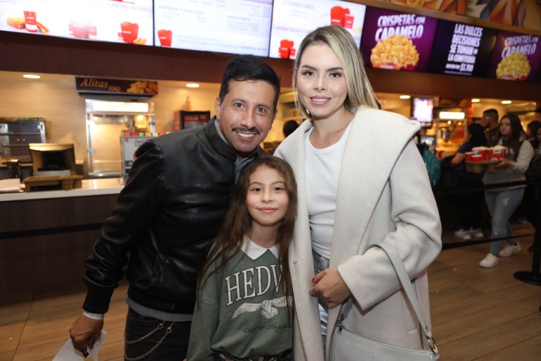 Freddy Ordóñez junto a su bella esposa e hija en premier cinematográfica