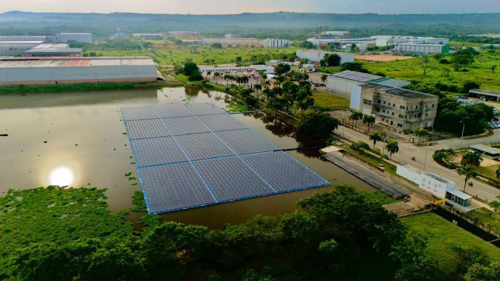 En Turbaco, Bolívar, se inauguró un parque solar flotante con 2.300 paneles fotovoltaicos, que produce hasta 1,4 megavatios de energía. Se encuentra sobre un embalse artificial. Estos lugares son considerados humedales en Colombia.