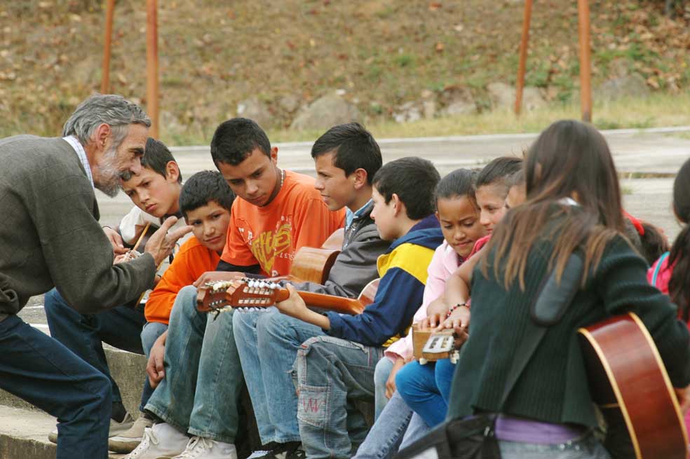 Los menores asisten cada domingo a sus clases de música con el maestro Villarreal. Pese a sus esfuerzos, carecen de instrumentos de calidad e instrucción teórica. / Alberto Segura