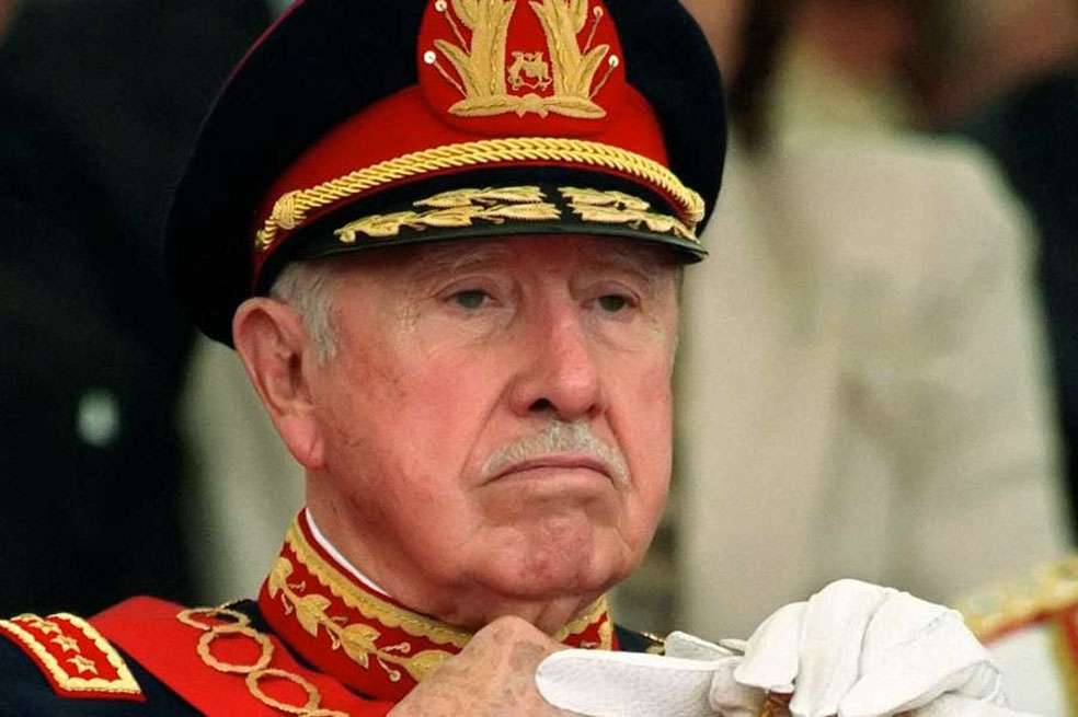 SCH04 SANTIAGO (CHILE) 24/11/05 .- (ARCHIVO) El ex dictador chileno Augusto Pinochet Ugarte durante la ceremonia de entrega de mando del ejército chileno a su sucesor Ricardo Izurieta, el 10 de marzo de 1998. Pinochet, que cumple mañana 90 años, se encuentra bajo arresto domiciliario tras ser procesado hoy, jueves 24 de noviembre, por su responsabilidad en la desaparición de tres víctimas de la llamada "Operación Colombo", montaje de la policía secreta del ex dictador para encubrir en 1975 la desaparición de 119 opositores al régimen militar. EFE/ARCHIVO/Eduardo Beyer