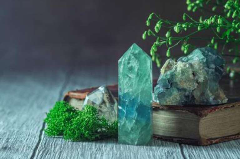 Acuario: Su visión estratégica hizo que empezara a mirar más allá del presente oscuro y difícil; superó el corto plazo que tantas veces significa la sin salida y el abanico de posibilidades se abrió. La estrechez de miras y el corto plazo no son lo suyo. Sus proyectos de vida avanzarán, lo cual es increíble para quienes están desesperados con la lentitud; las horas van a paso de tortuga. Velas amarillas, muchas velas amarillas, sin falta.
