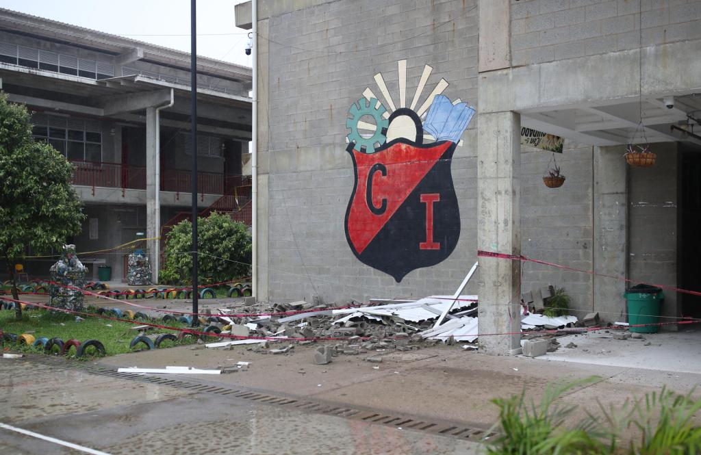 AME9993. QUIBDÓ (COLOMBIA), 17/08/2026.- Fotografía que muestra las afectaciones de la Institución educativa Carrasquilla industrial visitada por la cantante Shakira este lunes, en Quibdó (Colombia). Shakira anunció que reconstruirá la Universidad Tecnológica del Chocó, dañada por el terremoto que sacudió a Colombia el pasado 10 de agosto, y que junto al filántropo estadounidense Howard Graham Buffett impulsará la construcción de diez nuevos colegios en el departamento. EFE/ STR