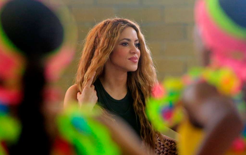 AME175. BARRANQUILLA (COLOMBIA), 16/09/2023.- La cantante colombiana Shakira habla durante la inauguración de la Institución Educativa Distrital Nuevo Bosque Pies Descalzos, hoy, en Barranquilla (Colombia). Shakira asistió a la inauguración de la Institución Educativa Distrital Nuevo Bosque Pies Descalzos, ubicada en un barrio de muy escasos recursos al sur de la ciudad y con la que darán educación a unos mil estudiantes anualmente. EFE/ Ricardo Maldonado Rozo