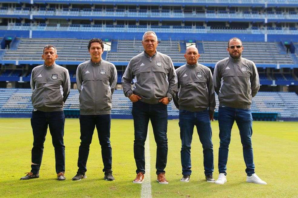 Hernán Torres (c) junto a su cuerpo técnico en el estadio George Capwell, de Guayaquil.