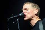 Bryan Adams también protesta contra ley que discrimina homosexuales