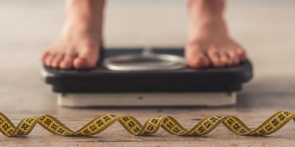 Las personas constitucionalmente delgadas suelen comer tanto como sus compañeros y no hacen mucho ejercicio. Sin embargo, su índice de masa corporal es inferior a 18,5 —y a veces tan bajo como 14, lo que se traduce a 32 kilos con una estatura de 1,52 metros— y no ganan peso fácilmente. 