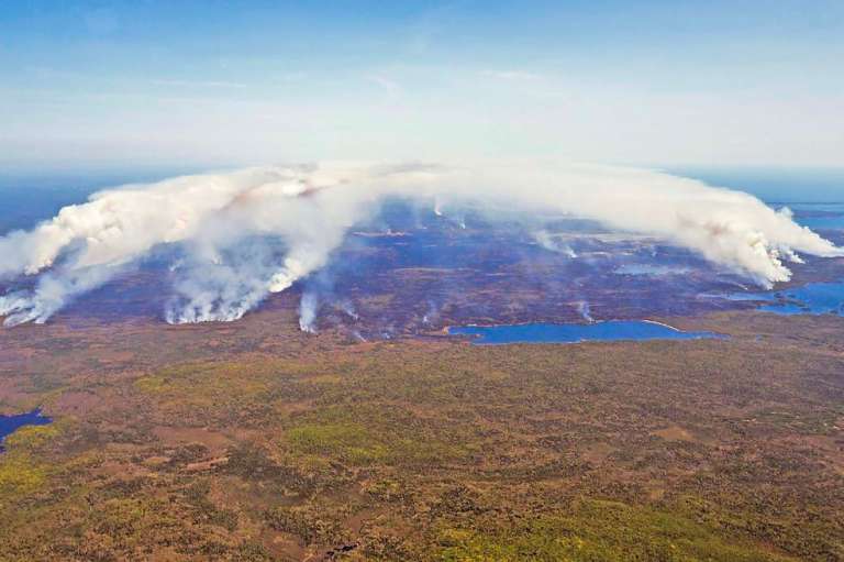 Esta imagen aérea del 31 de mayo de 2023, cortesía del Gobierno de Nueva Escocia en Canadá, muestra la magnitud del incendio en el condado de Shelburne.