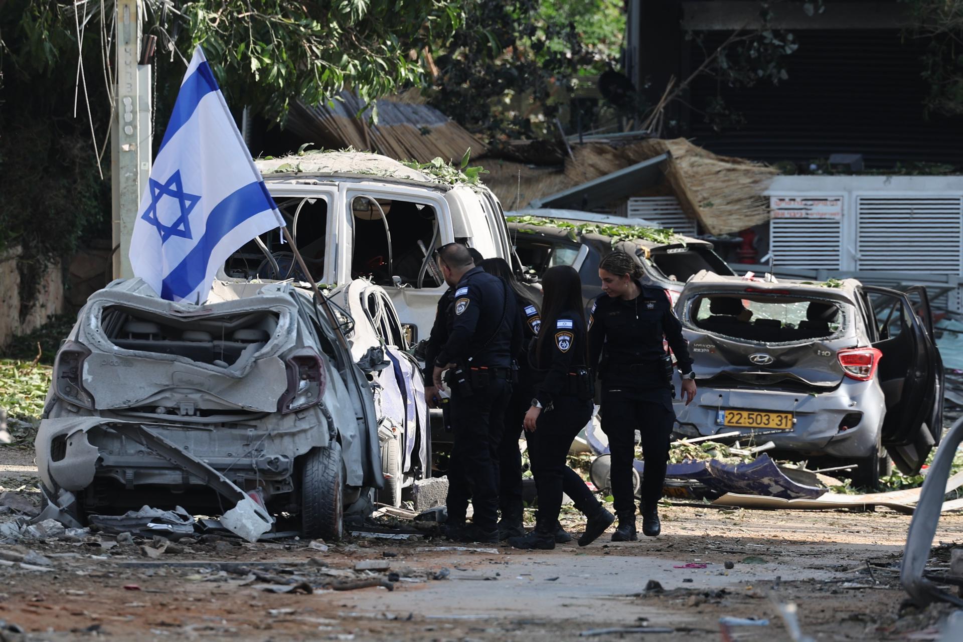 Ramat Gan (Israel), 14/06/2025.- Israeli police officers inspect damaged cars after a ballistic missile strike in Ramat Gan, near Tel Aviv, Israel, 14 June 2025. Israel's military said Iran launched dozens of missiles and drones toward Israel, with some intercepted. Magen David Adom (MDA), Israel's national emergency services, reported at least three killed and dozens of injured, including some in critical condition, in the retaliatory attacks. Israel launched strikes on Iran's nuclear and military facilities on 13 June, targeting top generals and scientists. EFE/EPA/ABIR SULTAN