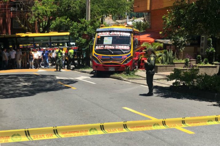 Conductores de buses de una ruta de la comuna 13 continúan en paro