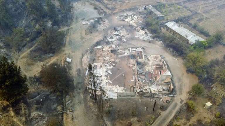 AME1493. SANTA JUANA (CHILE), 04/02/2023.- Fotografía de las afectaciones de los incendios en las regiones de Biobío y Ñuble (Chile), el 3 de enero de 2023. Las regiones de Biobío, Ñuble y La Araucanía son las más afectadas por unos incendios que ya han destruido más de 45.000 hectáreas y un centenar de viviendas y han provocado el desalojo de decenas de municipios. Los incendios coinciden con una larga sequía que ya dura más de trece años y con una ola de calor inédita en el sur, con temperaturas que pueden llegar en las próximas horas hasta los 40 grados celsius en zonas del sur. EFE/ Javier Conce