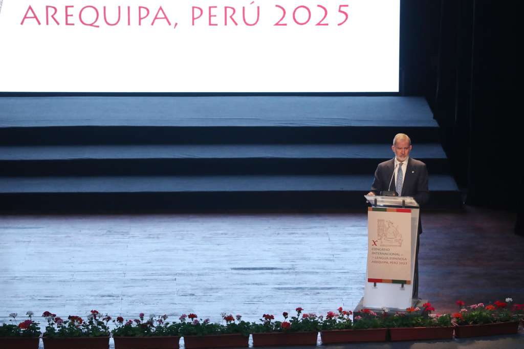 AME8234. AREQUIPA (PERÚ), 15/10/2025.- El rey Felipe VI habla durante la ceremonia de inauguración del X Congreso Internacional de la Lengua este miércoles, en Arequipa (Perú). Felipe VI ha lanzado un mensaje de concordia, donde ha reivindicado la lengua como una herramienta "para buscar la paz y el consenso" y para "potenciar la voz de las naciones hispanohablantes" en un panorama global "incierto". EFE/ Paolo Aguilar