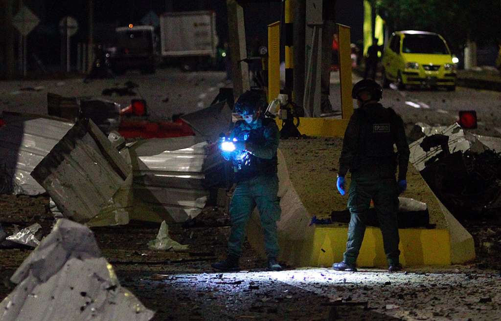 AME1917. CÚCUTA (COLOMBIA), 21/02/2025.- Policías inspeccionan el peaje de Villa del Rosario destruido con explosivos este jueves, en Cúcuta (Colombia). La ciudad colombiana de Cúcuta, en la frontera con Venezuela, vive una grave crisis de violencia por la creciente presencia de la guerrilla del Ejército de Liberación Nacional (ELN), que ha intensificado sus ataques en el departamento de Norte de Santander, del cual es capital. EFE/ Mario Caicedo