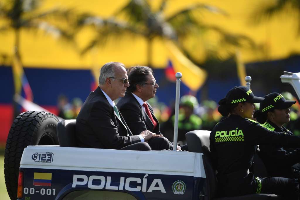 Ceremonia de transmisión de mando de la Policía Nacional realizada en la Escuela de Cadetes General Santander, a la cual asistieron el presidente Gustavo Petro; la vicepresidenta, Francia Márquez; el ministro de la Defensa, Iván Velásquez; la alcaldesa de Bogotá, Claudia López y otros miembros de la cúpula militar.