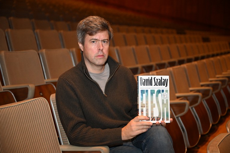 Premio Booker 2025: David Szalay y su novela “Flesh”