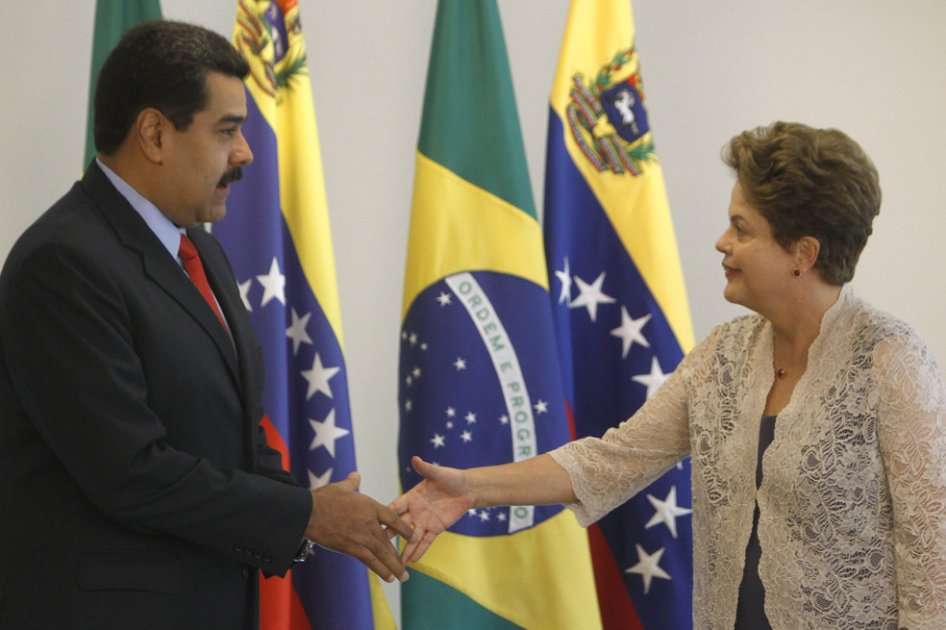 La mandataria brasileña, Dilma Rousseff (d), saluda al presidente de Venezuela, Nicolás Maduro (i)