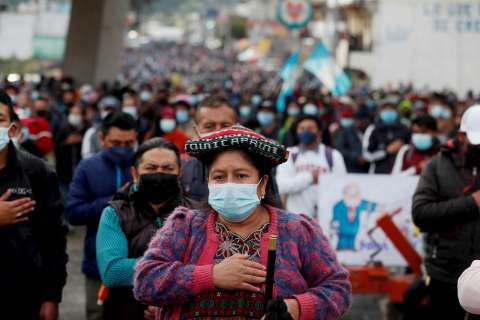 Guatemaltecos bloquean carreteras y exigen renuncia del presidente y fiscal