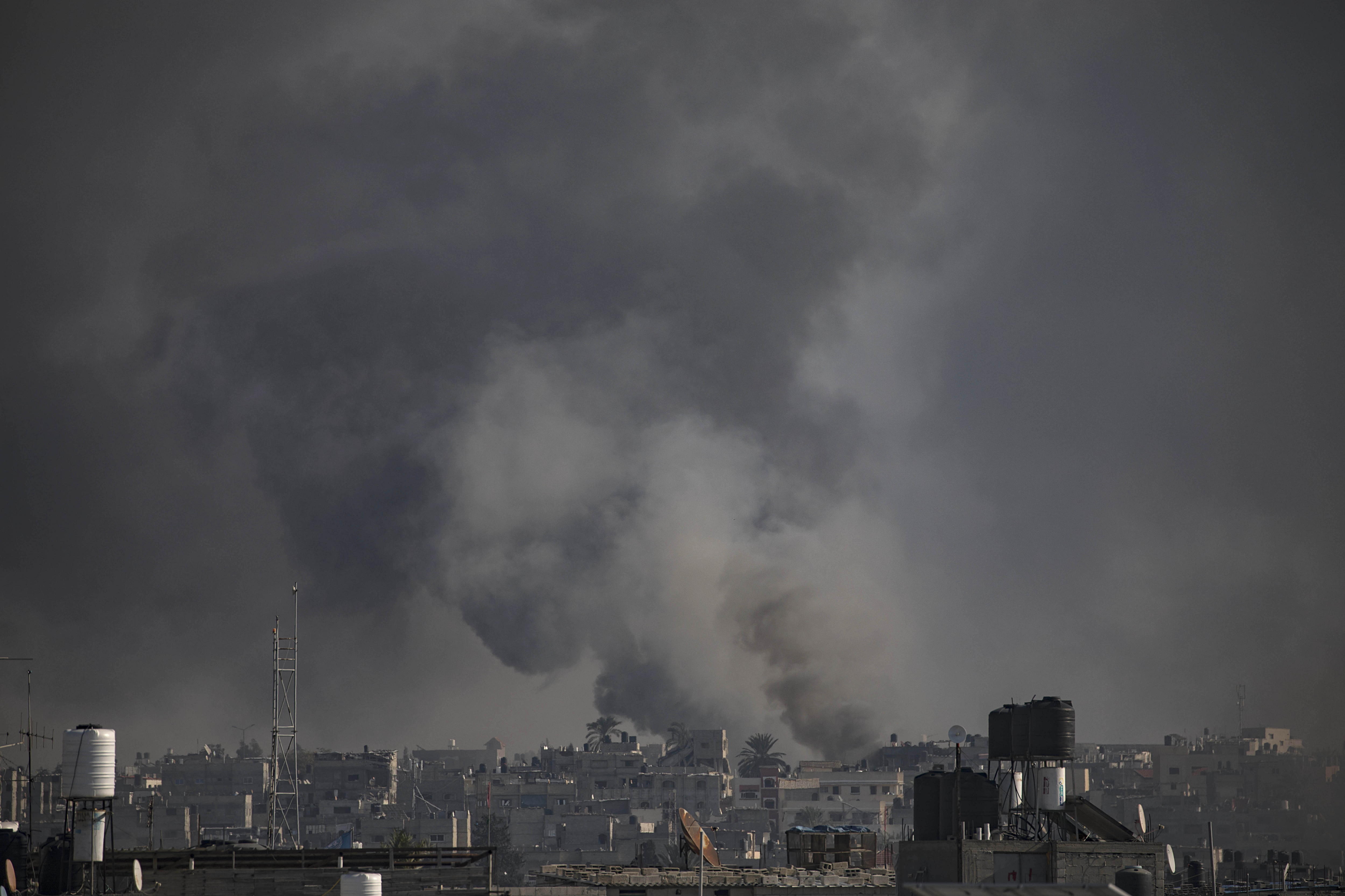 Khan Yunis (Gaza), 16/01/2024.- El humo se eleva tras los ataques aéreos israelíes en Khan Yunis, sur de la Franja de Gaza, este martes. Más de 22.000 palestinos y al menos 1.300 israelíes han muerto, según el Ministerio de Salud palestino y las Fuerzas de Defensa de Israel (FDI).-EFE/HAITHAM IMAD