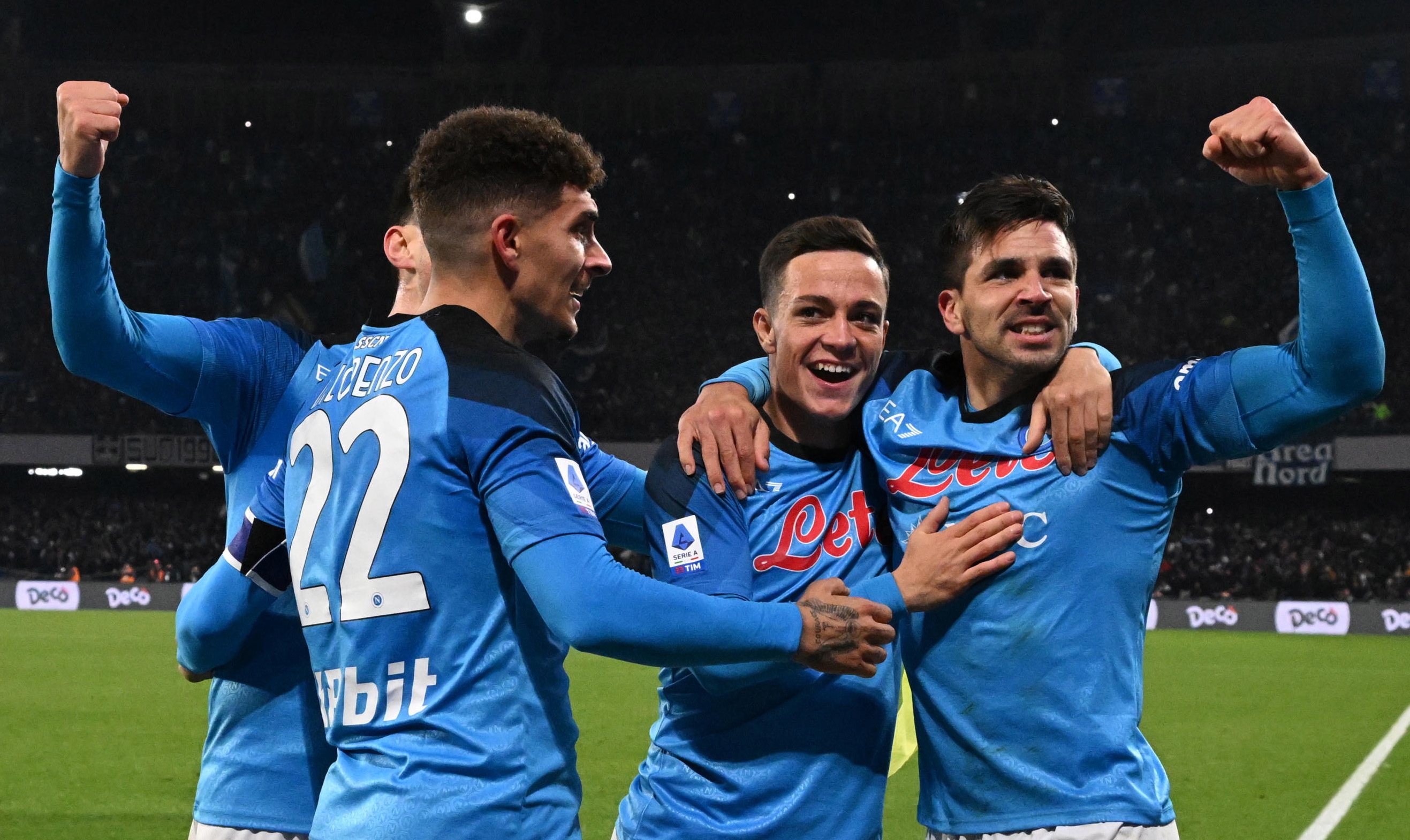 Naples (Italy), 29/01/2023.- Napoli's foreward Giovanni Simeone (R) jubilates with his teammates after scoring the 2-1 lead during the Italian Serie A soccer match SSC Napoli vs AS Roma at ' Diego Armando Maradona' stadium in Naples, Italy, 29 January 2023. (Italia, Nápoles) EFE/EPA/CIRO FUSCO