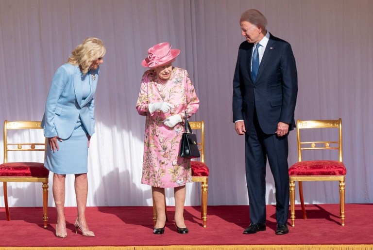 Joe Biden toma el té con la reina Isabel II: “Ella me recuerda a mi madre”