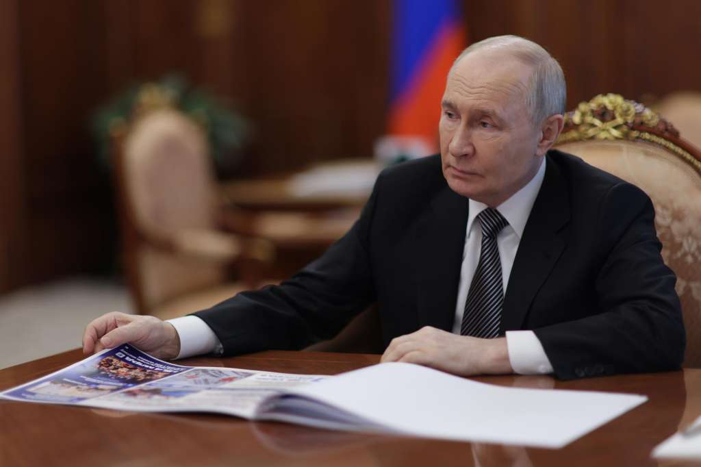 MOSCOW (Russian Federation), 30/06/2026.- Russian President Vladimir Putin meets with Kursk Region Governor Alexander Khinshtein (not pictrued) at the Kremlin in Moscow, Russia, 30 June 2026. (Rusia, Moscú) EFE/EPA/GAVRIIL GRIGOROV/SPUTNIK/KREMLIN / POOL MANDATORY CREDIT