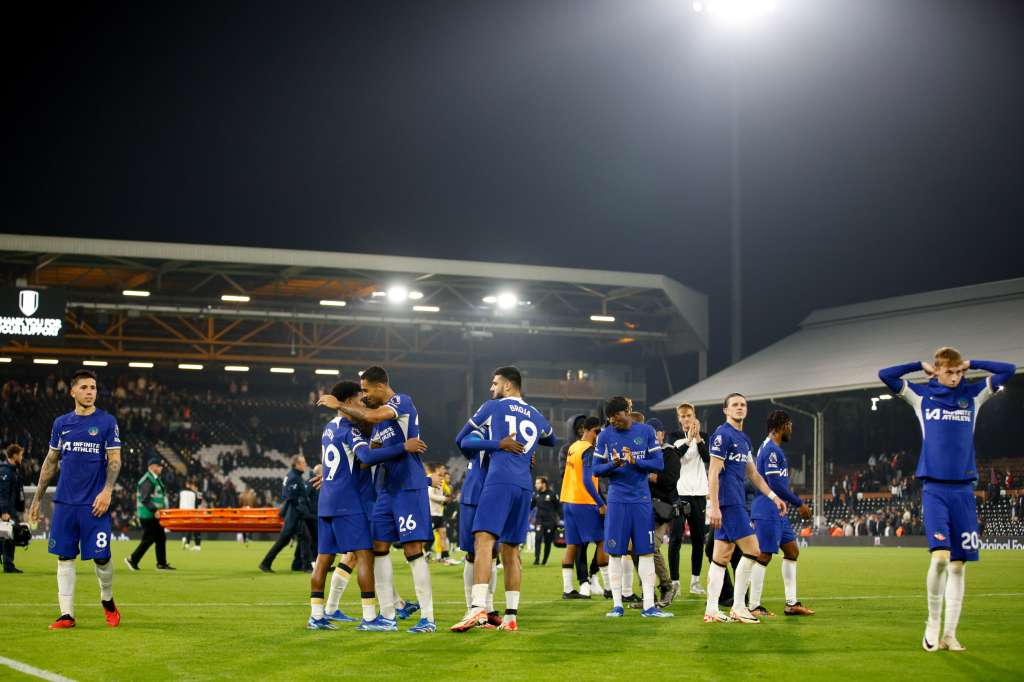 London (United Kingdom), 02/10/2023.- Chelsea players celebrate after winning the English Premier League soccer match between Fulham FC and Chelsea FC in London, Britain, 02 October 2023. (Reino Unido, Londres) EFE/EPA/DAVID CLIFF EDITORIAL USE ONLY. No use with unauthorized audio, video, data, fixture lists, club/league logos or 'live' services. Online in-match use limited to 120 images, no video emulation. No use in betting, games or single club/league/player publications.