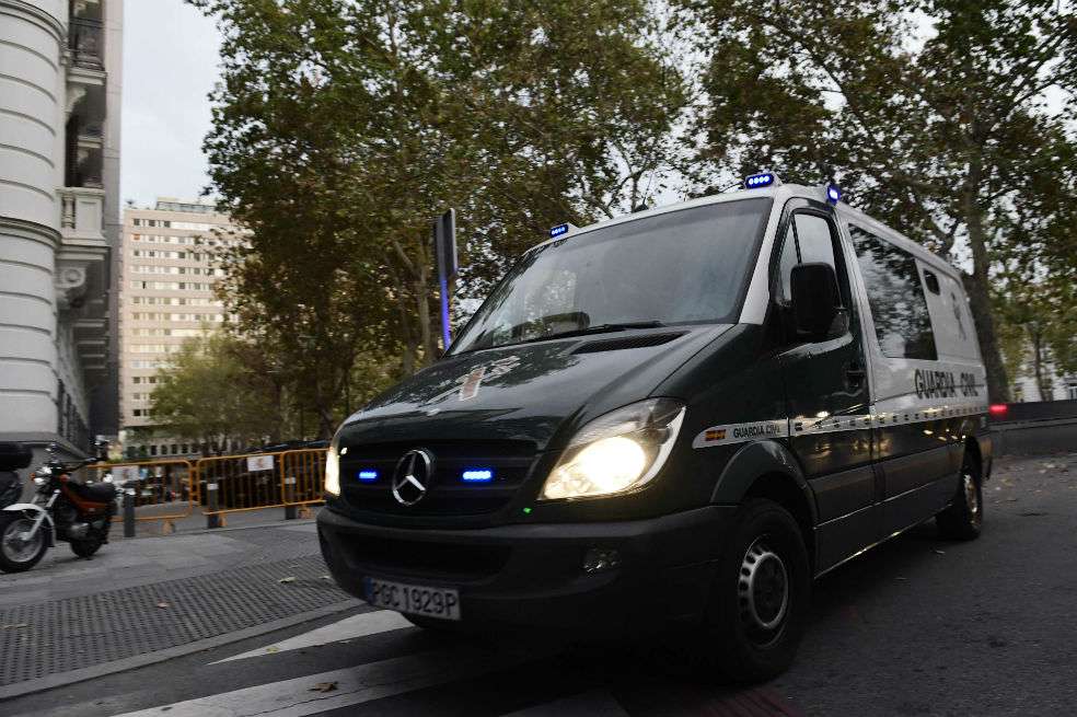 En esta camioneta de la policía trasladaron a los exmiembros del gobierno catalán detenidos. / AFP