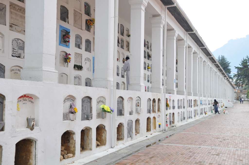 Recorrido por este cementerio distrital, donde se observan tumbas, mausoleos y estatuas.