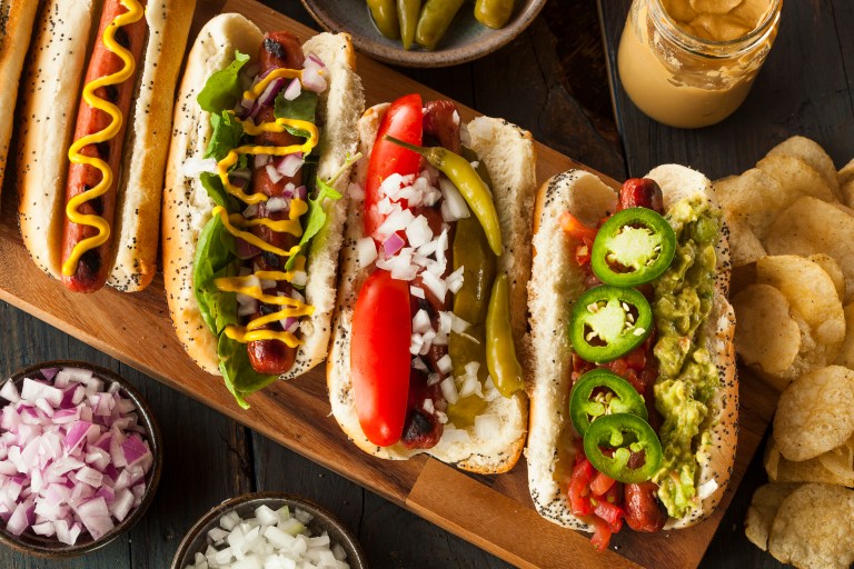 Receta: perritos calientes callejeros con costilla y salsas caseras