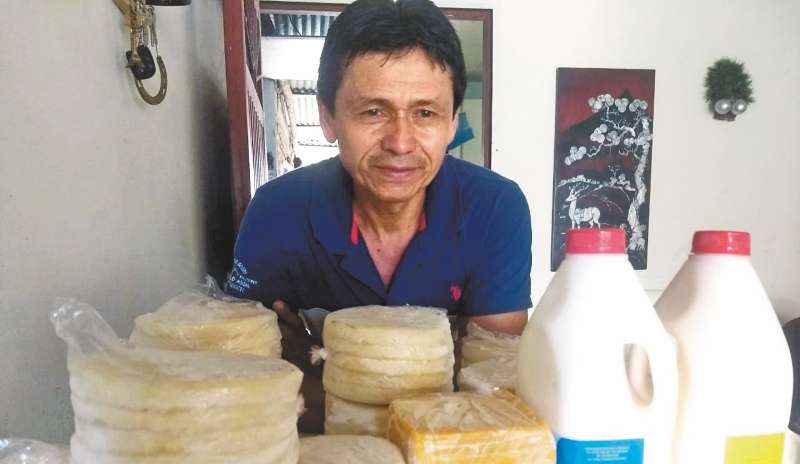 Geremías Manso Mora, risaraldense de 50 años, fue desplazado por la guerra en 2004. Ahora tiene una microempresa de arepas en Cali. / URV