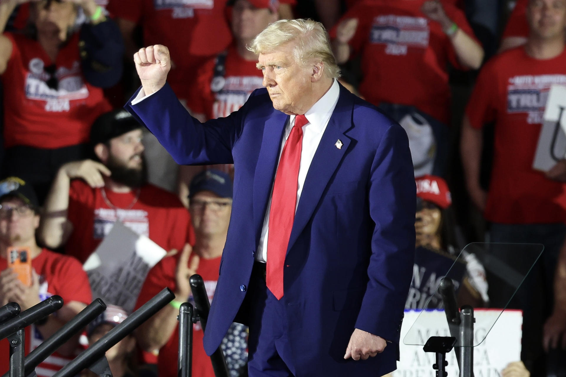 AME3795. MÍCHIGAN (ESTADOS UNIDOS), 29/04/2025.- El presidente, Donald Trump, habla durante la celebración de los primeros 100 días de su segundo mandato este martes, en Míchigan (Estados Unidos). Trump agradeció de nuevo la labor de Elon Musk al frente del polémico Departamento de Eficiencia Gubernamental (DOGE), encargado de aplicar recortes en el Gobierno federal, y calificó de "tipo increíble" al magnate tecnológico. EFE/ Octavio Guzmán