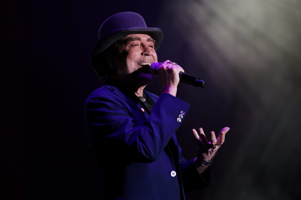 Joaquín Sabina en una típica imagen de concierto, con su característico bombín. / Cortesía